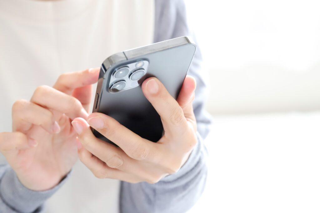 スマホを操作している手元の写真